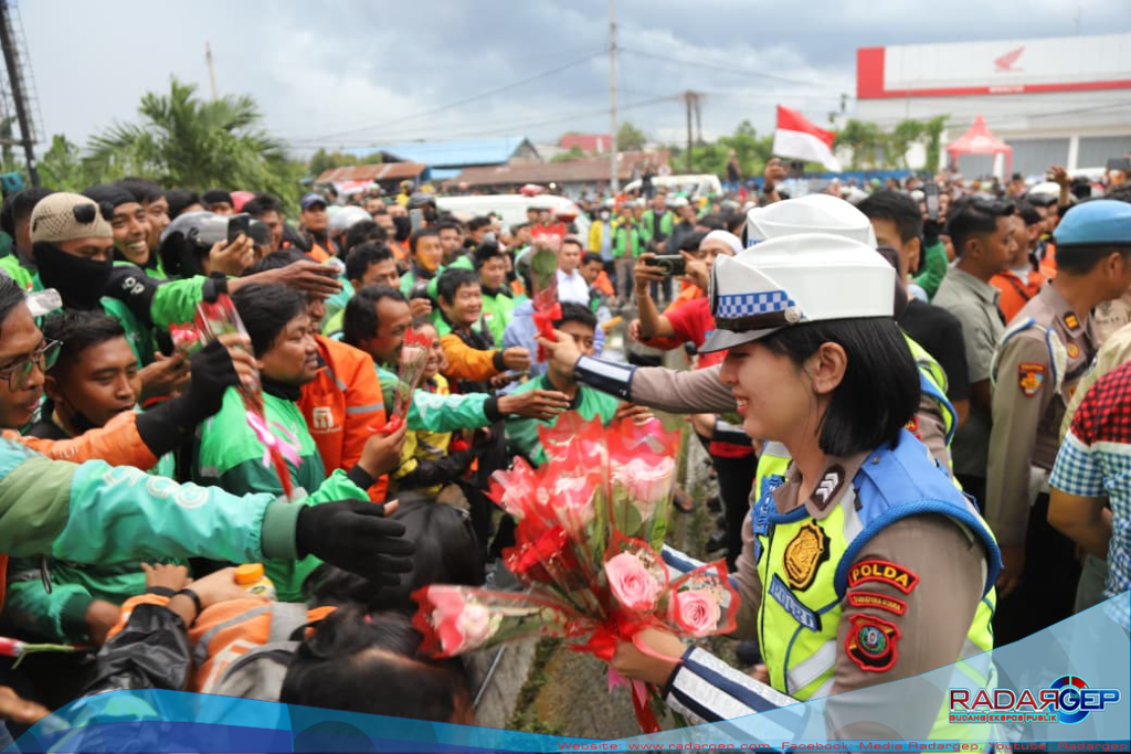 HUT ke-77, Polwan Polda Sumut Bagikan Bunga Sebagai Tanda Duka dan Kehangatan di Aksi Solidaritas Ojol